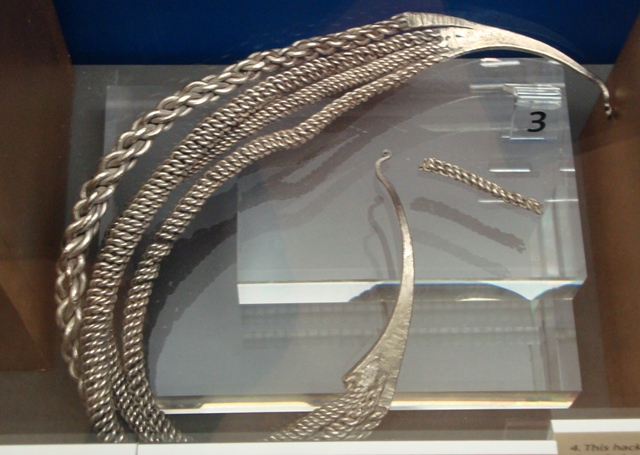 File:YM Bedale Hoard Neck Ring 2014.149 (20954).jpg