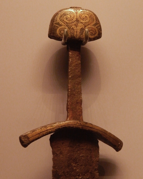 File:Ashmolean Sword - Battersea (1884.121.21) hilt a.jpg